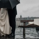 Mariage pluvieux : mariés heureux sous parapluie
